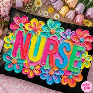 Op de afbeelding: Zwart kussen met het woord "NURSE" in levendige, getextureerde regenboogletters, omringd door kleurrijke bloemen. De bloemen zijn in tinten roze, geel, blauw en oranje.