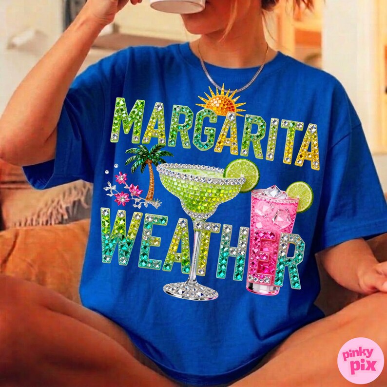 Peut inclure: T-shirt bleu roi avec l'inscription "MARGARITA WEATHER" dans une police &eacute;tincelante, semblable &agrave; des pierres pr&eacute;cieuses. Le motif comprend un verre &agrave; margarita, un cocktail rose, un palmier et un soleil.