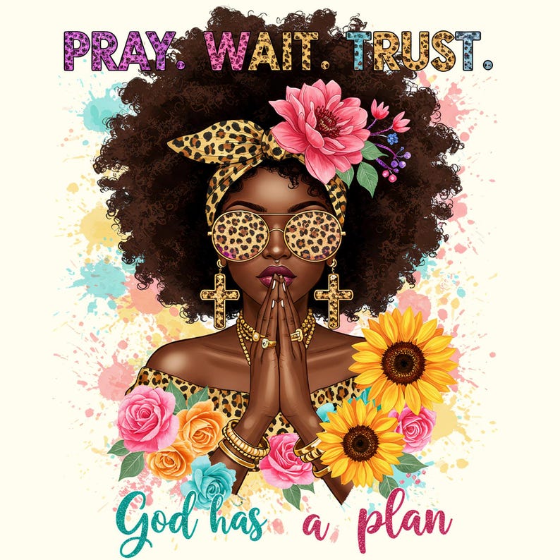 Pu&ograve; includere: Illustrazione di una donna nera con afro, con occhiali da sole con stampa leopardata, una fascia e un top. L'immagine include il testo "PRAY. WAIT. TRUST." e "God has a plan." Gli accenti floreali includono rose rosa e girasoli.