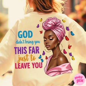 Pu&ograve; includere: Felpa color crema con grafica di una donna con un turbante rosa e orecchini a cerchio dorati, circondata da farfalle. Il testo sulla felpa recita "GOD didn't bring you THIS FAR just to LEAVE YOU."