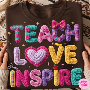Pu&ograve; includere: Felpa marrone con le parole "TEACH LOVE INSPIRE" in lettere colorate all'uncinetto. Un cuore, un fiocco e una matita all'uncinetto sono presenti nel design. La felpa &egrave; tenuta da una persona.