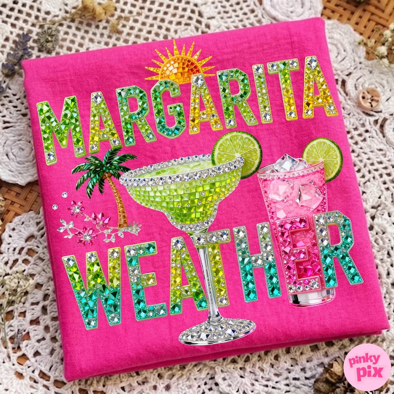 Peut inclure: T-shirt rose vif avec l'inscription scintillante "MARGARITA WEATHER" en vert et jaune. Le motif comprend un verre &agrave; margarita, un cocktail, un palmier, un soleil et des tranches de citron vert.