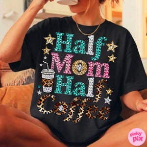 Może przedstawiać: Czarny t-shirt z napisem "Half Mom Half Coffee" w kolorze turkusowym, r&oacute;żowym i w panterkę. Projekt zawiera gwiazdki i grafikę filiżanki kawy. Odzież codzienna.