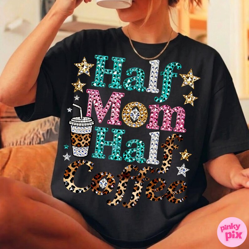 Może przedstawiać: Czarny t-shirt z napisem "Half Mom Half Coffee" w kolorze turkusowym, r&oacute;żowym i w panterkę. Projekt zawiera gwiazdki i grafikę filiżanki kawy. Odzież codzienna.