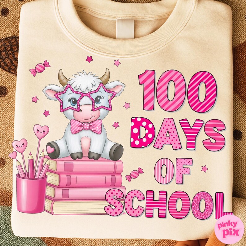 Pu&ograve; includere: Felpa color crema con una grafica che celebra i 100 giorni di scuola. Il design presenta una mucca dei cartoni animati con occhiali a forma di stella e un papillon, seduta su libri rosa. Il testo rosa recita "100 giorni di scuola."