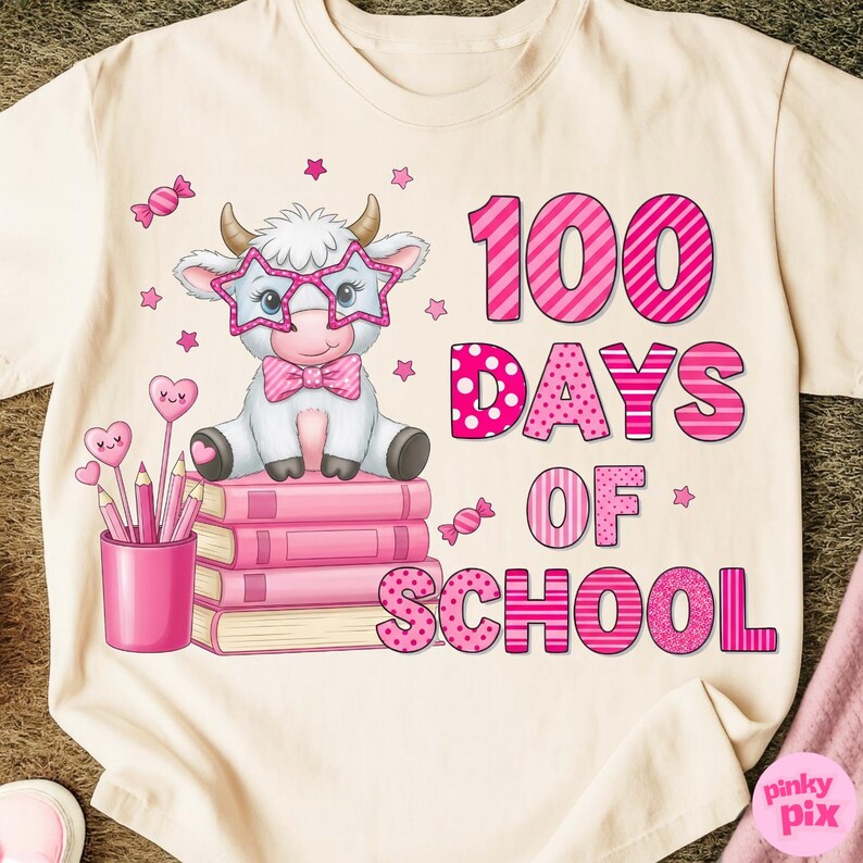 Pu&ograve; includere: T-shirt color crema con una mucca dei cartoni animati con occhiali a forma di stella e un papillon, seduta su libri rosa. La maglietta presenta la scritta "100 Days of School" in rosa, con stelle e grafica di caramelle rosa.