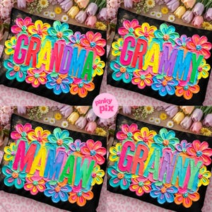 Può includere: Quattro federe nere con disegni floreali colorati e le parole "GRANDMA", "GRAMMY", "MAMAW" e "GRANNY" in lettere vivaci e multicolori. I cuscini sono circondati da fiori dipinti.