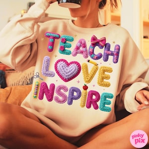 Pu&ograve; includere: Felpa beige con le parole "TEACH LOVE INSPIRE" in lettere colorate e strutturate. Il design include un cuore all'uncinetto, una matita, una mela e un fiocco, con un'estetica giocosa e fatta a mano. La felpa &egrave; uno stile casual e confortevole.