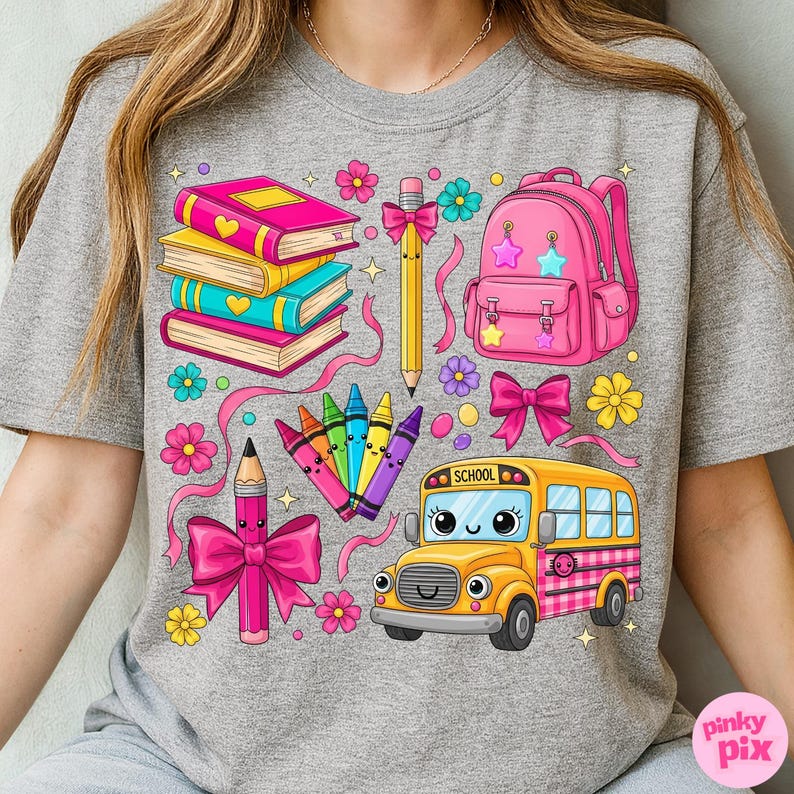 Pu&ograve; includere: Una maglietta grigia con una grafica colorata a tema scolastico. Il design include uno zaino rosa, libri, matite, pastelli, fiori e un autobus scolastico giallo con la scritta "SCHOOL".