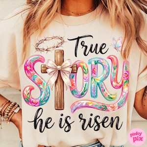 Könnte beinhalten: Cremefarbenes T-Shirt mit den Worten "True Story" und "he is risen" in schwarzer Schrift. Das Wort "Story" ist in bunten floralen Buchstaben gehalten, mit einem Holzkreuz und einer Dornenkrone. Ein Schmetterling ist ebenfalls vorhanden.