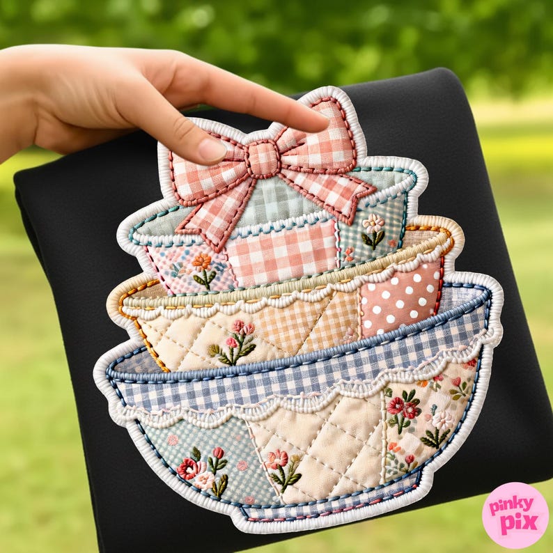Puede incluir: Aplicaci&oacute;n decorativa con tres cuencos apilados y un lazo. Los cuencos son de patchwork con estampados florales y de cuadros vichy en colores pastel. La aplicaci&oacute;n est&aacute; sobre un fondo negro.