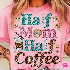 Może przedstawiać: R&oacute;żowa koszulka z napisem "Half Mom Half Coffee" w biżuteryjnym wzorze. Słowo "Half" jest turkusowe, "Mom" jest r&oacute;żowe, a "Coffee" ma wz&oacute;r w cętki. Widoczny jest r&oacute;wnież kubek do kawy z rękawem w cętki.