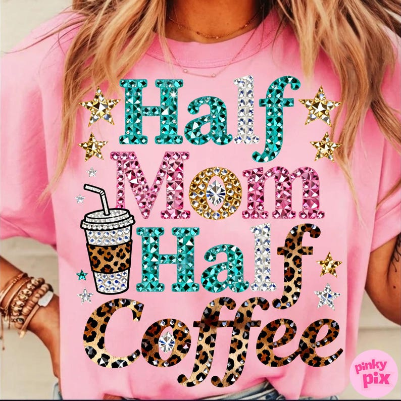 Może przedstawiać: R&oacute;żowa koszulka z napisem "Half Mom Half Coffee" w biżuteryjnym wzorze. Słowo "Half" jest turkusowe, "Mom" jest r&oacute;żowe, a "Coffee" ma wz&oacute;r w cętki. Widoczny jest r&oacute;wnież kubek do kawy z rękawem w cętki.