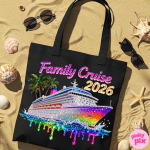 Op de afbeelding: Zwarte draagtas met de tekst "Family Cruise 2026" in een sprankelend, veelkleurig lettertype. De tas heeft een gedetailleerde illustratie van een cruiseschip met regenboogaccenten, palmbomen en watereffecten.