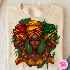 Può includere: Felpa color crema con un'illustrazione di tre donne con copricapi colorati. Le donne hanno orecchini a cerchio dorati e top senza spalline. L'opera d'arte è ambientata su uno sfondo verde macchiato.