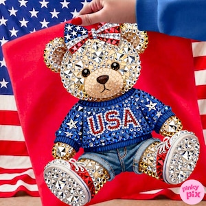 Oso de peluche estadounidense del 4 de julio PNG: Diseño de camiseta con lazo y bandera estadounidense con diamantes de imitación patrióticos