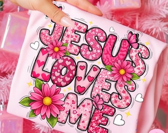 Jesús me ama (Png), sublimación cristiana rosa femenina, versículo bíblico coqueto (Png), diseño de camiseta con fe, descarga de flores religiosas (Png)