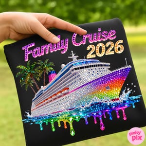 Op de afbeelding: Zwart sweatshirt met een kleurrijk cruiseschipontwerp. Het schip is versierd met strass-steentjes en heeft een regenboogkleurige voorkant. De tekst luidt "Family Cruise 2026". Palmbomen zijn ook in het ontwerp opgenomen.