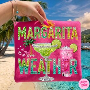 Peut inclure: Un sac fourre-tout rose vif avec l'inscription "MARGARITA WEATHER" en lettres vertes et jaunes scintillantes. Le motif comprend un verre &agrave; margarita, un cocktail rose, des tranches de citron vert et un palmier. Le fond montre une sc&egrave;ne de plage tropicale.
