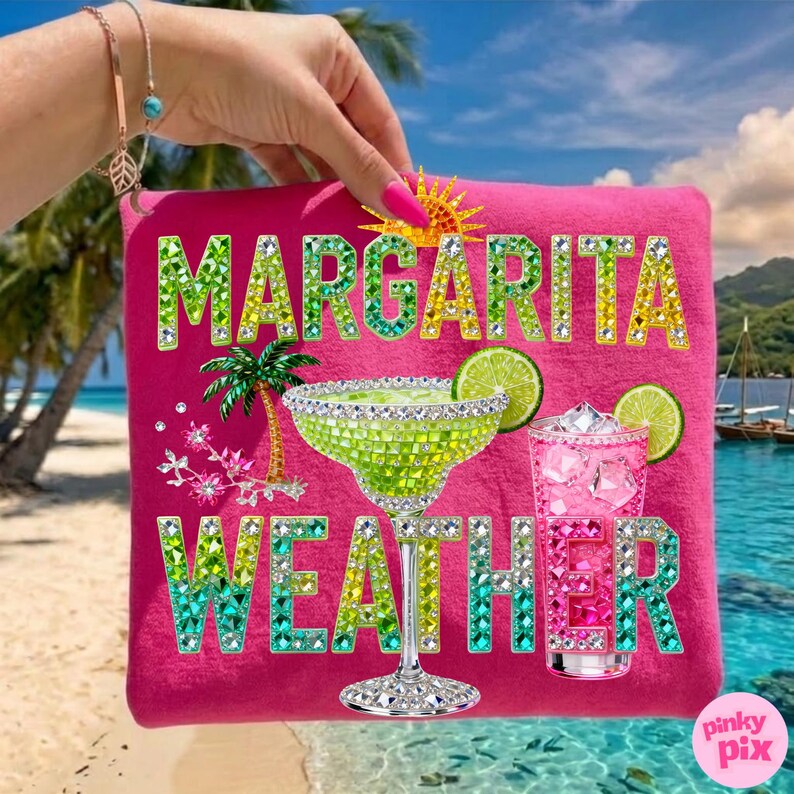 Peut inclure: Un sac fourre-tout rose vif avec l'inscription "MARGARITA WEATHER" en lettres vertes et jaunes scintillantes. Le motif comprend un verre &agrave; margarita, un cocktail rose, des tranches de citron vert et un palmier. Le fond montre une sc&egrave;ne de plage tropicale.