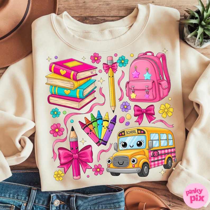 Pu&ograve; includere: Felpa color crema con grafica a tema scolastico colorata. Il design include una pila di libri, uno zaino rosa, un autobus scolastico giallo, matite, pastelli e fiori. L'autobus scolastico ha la scritta "SCHOOL".