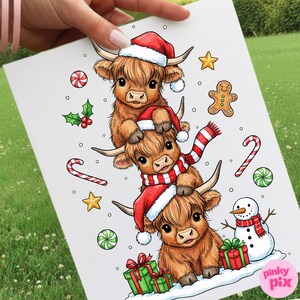 Puede incluir: Una ilustración caprichosa presenta tres vacas de las Tierras Altas apiladas, cada una con un gorro de Papá Noel. Elementos festivos como bastones de caramelo, un hombre de jengibre y regalos envueltos rodean a las vacas, creando una alegre escena navideña.
