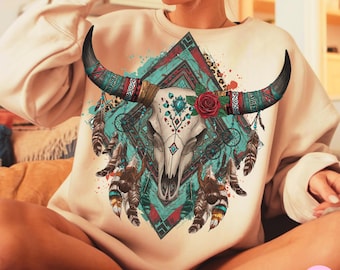Czaszka zachodnia PNG, Boho czaszka krowy sublimacja, Retro aztecka turkusowa czaszka clipart, Boho czaszka byka PNG, projekt koszulki z piórami plemiennymi