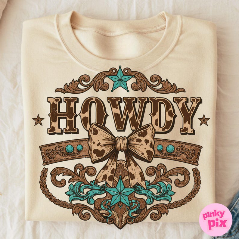 Pu&ograve; includere: Una felpa color crema con un designo marrone, bianco e turchese. Il design presenta un grande "HOWDY" con un motivo a pelle di mucca, una stella turchese e un fiocco marrone con un motivo a pelle di mucca. Il design &egrave; circondato da volute marroni ornate.