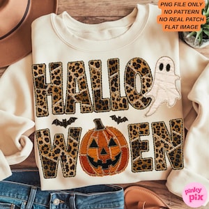 Peut inclure: Un sweat-shirt à col rond couleur crème avec le texte HALLOWEEN en grandes lettres à motif léopard marron et noir. Un fantôme blanc remplace la lettre I et une citrouille d'Halloween orange remplace la lettre O.
