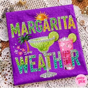 Peut inclure: Tissu violet avec l'inscription "MARGARITA WEATHER" en lettres serties de bijoux. Le motif comprend un verre &agrave; margarita orn&eacute; de bijoux, un cocktail rose, un soleil, un palmier et des tranches de citron vert.