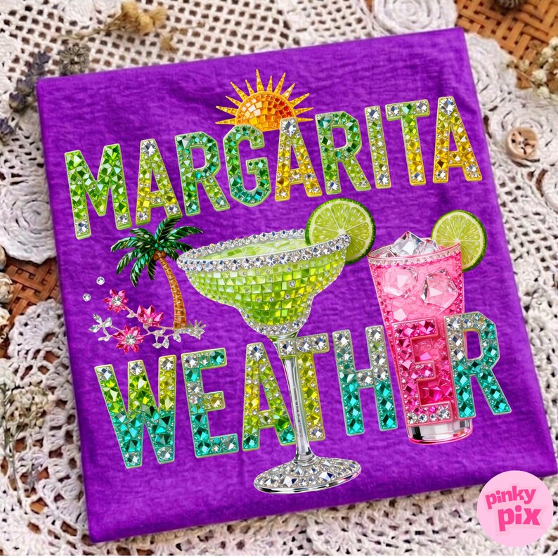 Peut inclure: Tissu violet avec l'inscription "MARGARITA WEATHER" en lettres serties de bijoux. Le motif comprend un verre &agrave; margarita orn&eacute; de bijoux, un cocktail rose, un soleil, un palmier et des tranches de citron vert.