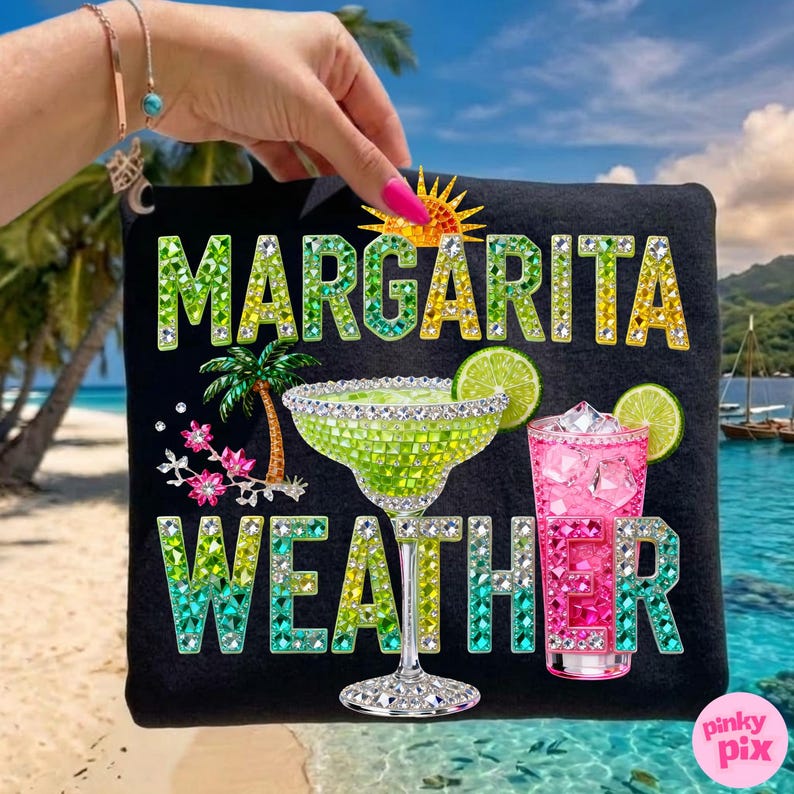 Peut inclure: T-shirt noir avec l'inscription scintillante "MARGARITA WEATHER" en vert et jaune. Le motif comprend un verre &agrave; margarita, un cocktail rose, un palmier et un soleil.