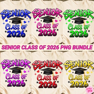 Puede incluir: Una colección de camisetas color crema con el texto "SENIOR CLASS OF *2026" en varios colores. Cada diseño incluye un birrete y elementos decorativos como corazones y estrellas. También está presente la frase "SENIOR CLASS OF 2026 PNG BUNDLE".