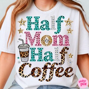 Może przedstawiać: Biała koszulka z napisem "Half Mom Half Coffee" w kolorze turkusowym, r&oacute;żowym i w panterkę. Projekt zawiera filiżankę kawy i gwiazdki. Odzież codzienna.