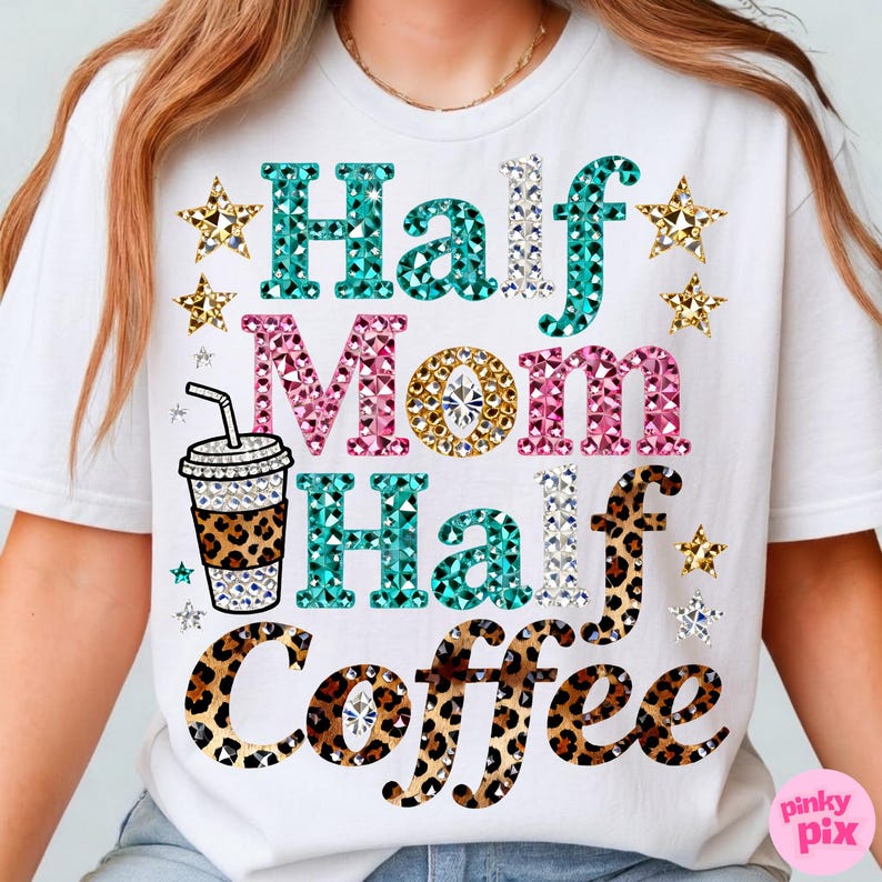 Może przedstawiać: Biała koszulka z napisem "Half Mom Half Coffee" w kolorze turkusowym, r&oacute;żowym i w panterkę. Projekt zawiera filiżankę kawy i gwiazdki. Odzież codzienna.