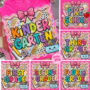 Könnte beinhalten: Ein leuchtend pinkfarbenes T-Shirt mit einem bunten Grafikdesign und den Schriftzügen Kindergarten, Preschool, Third Grade, First Grade, Second Grade und Fourth Grade. Das Design zeigt eine rosa Schleife, einen gelben Stift und ein blaues Etui.