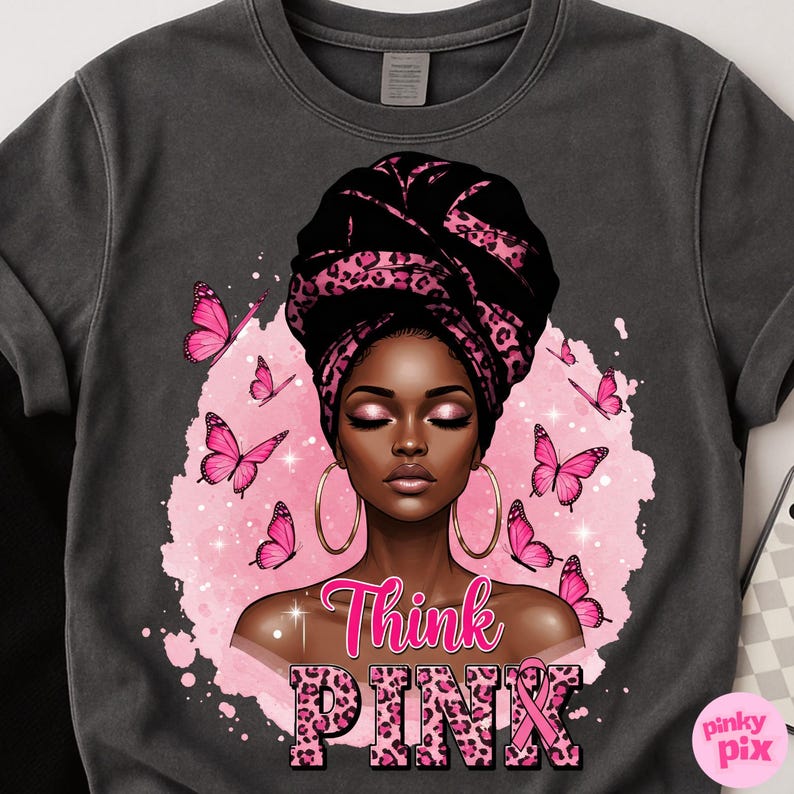K&ouml;nnte beinhalten: Dunkelgraues Sweatshirt mit einer Grafik einer Frau, die ein schwarzes und rosa Leopardenmuster-Kopftuch und goldene Creolen tr&auml;gt. Rosa Schmetterlinge umgeben die Frau. Die Worte "Think PINK" sind in Pink gedruckt.