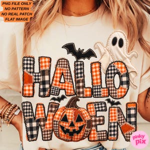 Puede incluir: Una camiseta color crema con la palabra HALLOWEEN en un patrón de cuadros tipo patchwork en naranja, negro y blanco. El diseño incluye un fantasma blanco, un murciélago negro y una calabaza que reemplaza la letra O de la palabra.