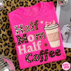 Può includere: Un cartello in legno rustico con la scritta "Welcome to our home" in lettere bianche. Il cartello presenta una finitura invecchiata e un design semplice e invitante, ideale per l'arredamento dell'ingresso.