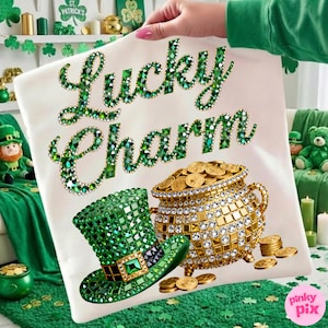 Pode incluir: Uma almofada branca com as palavras "Lucky Charm" em letras de pedras preciosas verdes. O design inclui um chapéu de duende verde, um pote de ouro e moedas de ouro, todos com uma aparência brilhante de gema. O tema é o Dia de São Patrício.