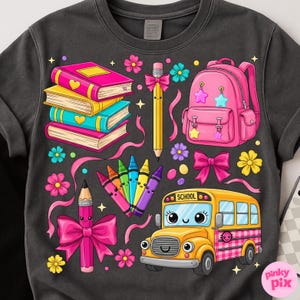 Pu&ograve; includere: T-shirt nera con grafica colorata a tema scolastico. Il design include uno zaino rosa, libri, matite, pastelli, fiori e un autobus scolastico giallo. L'autobus ha la scritta "SCHOOL".