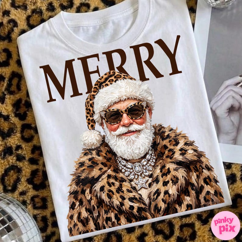 以下が含まれることがあります： 白いTシャツに茶色の文字でMERRYと書かれ、その下にヒョウ柄の帽子、ヒョウ柄のコート、大きなサングラス、星型のペンダントが付いた大ぶりのシルバーのステートメントネックレスを身に着けた、白いひげの人物のグラフィックがプリントされています。