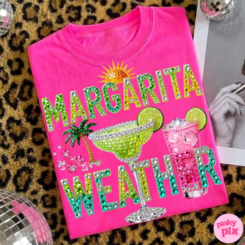 Peut inclure: Un t-shirt rose vif avec l'inscription "MARGARITA WEATHER" en lettres scintillantes. Le motif comprend un verre &agrave; margarita, un cocktail, un palmier et un soleil. Le t-shirt est pos&eacute; sur un fond &agrave; imprim&eacute; l&eacute;opard.
