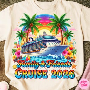 Może przedstawiać: Kremowa koszulka z kolorowym wzorem statku wycieczkowego. Grafika zawiera palmy, tęczę i napis "Family & Friends CRUISE 2026". Tropikalne kwiaty, okulary przeciwsłoneczne i piłka plażowa są r&oacute;wnież uwzględnione.