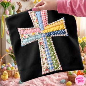 Könnte beinhalten: Rustikales Holzschild mit dem weißen Schriftzug "Welcome to our home". Das Schild hat eine Used-Optik und ein schlichtes, einladendes Design für die Haustür.