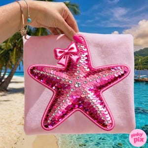 Puede incluir: Un juego de tres tazas de cerámica con acabado moteado y mate. Las tazas son de color crema, gris claro y gris oscuro. Cada taza tiene un diseño simple y minimalista.