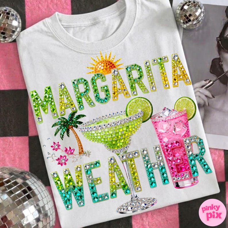 Peut inclure: T-shirt blanc avec l'inscription scintillante "MARGARITA WEATHER" en vert, jaune et bleu. Le motif comprend un verre &agrave; margarita, un cocktail rose, un soleil, un palmier et des tranches de citron vert.