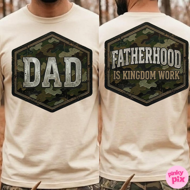 Pode incluir: Camiseta bege com um design de camuflagem em forma de hex&aacute;gono. A frente da camisa tem a palavra "DAD" em uma fonte prateada desgastada. A parte de tr&aacute;s da camisa tem o texto "FATHERHOOD IS KINGDOM WORK".