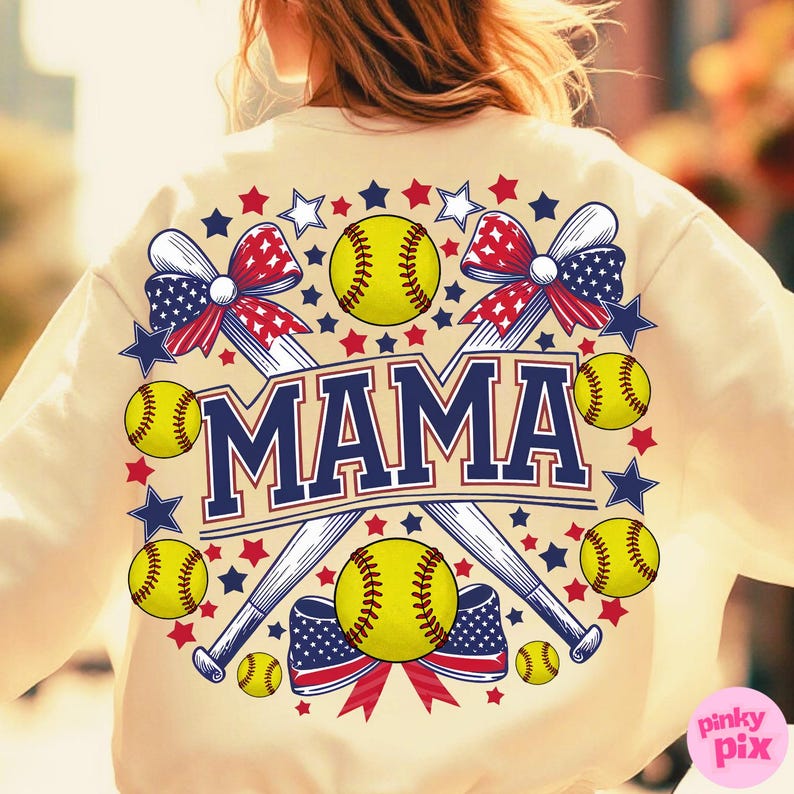Imagem PNG de mãe jogadora de softball, sublimação para o 4 de julho, clipart patriótico de mãe esportista, imagem PNG de mãe jogadora de softball em vermelho, branco e azul, camiseta de beisebol com a bandeira dos EUA imagem 4