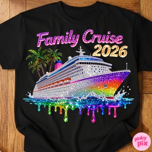 Op de afbeelding: Zwart T-shirt met een kleurrijke afbeelding van een cruiseschip, palmbomen en de tekst "Family Cruise 2026". Het schip is versierd met glinsterende edelstenen en een regenboogkleurige voorkant.